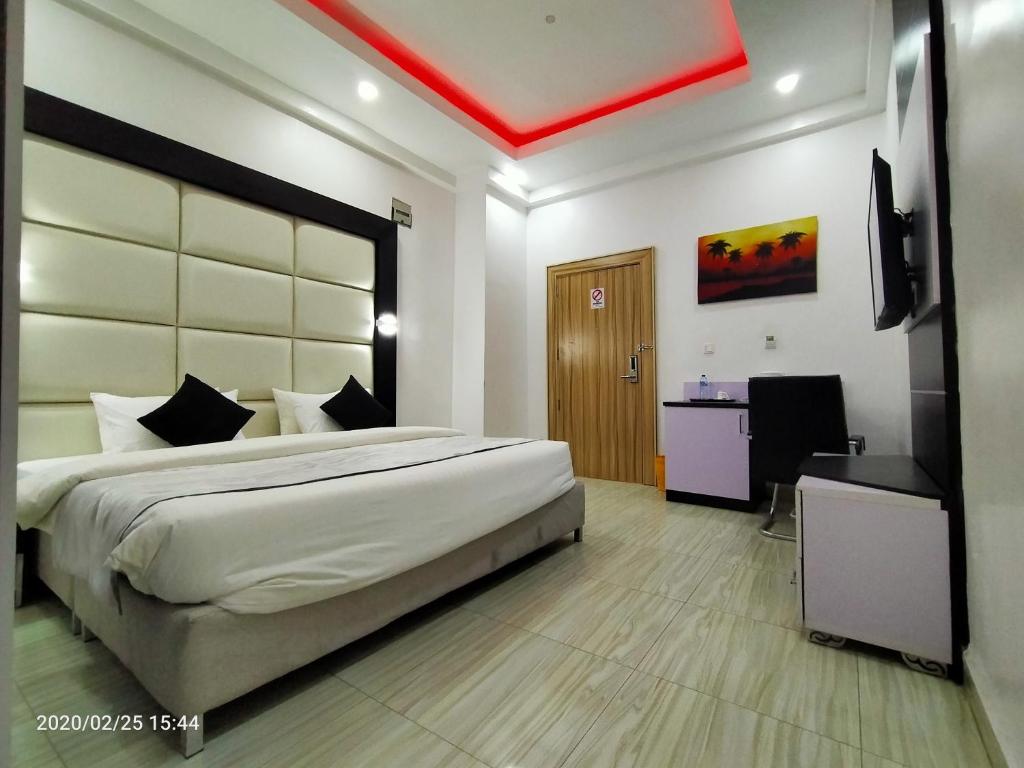 Postel nebo postele na pokoji v ubytování Dalchifit Suites by Premium Swiss Hospitality