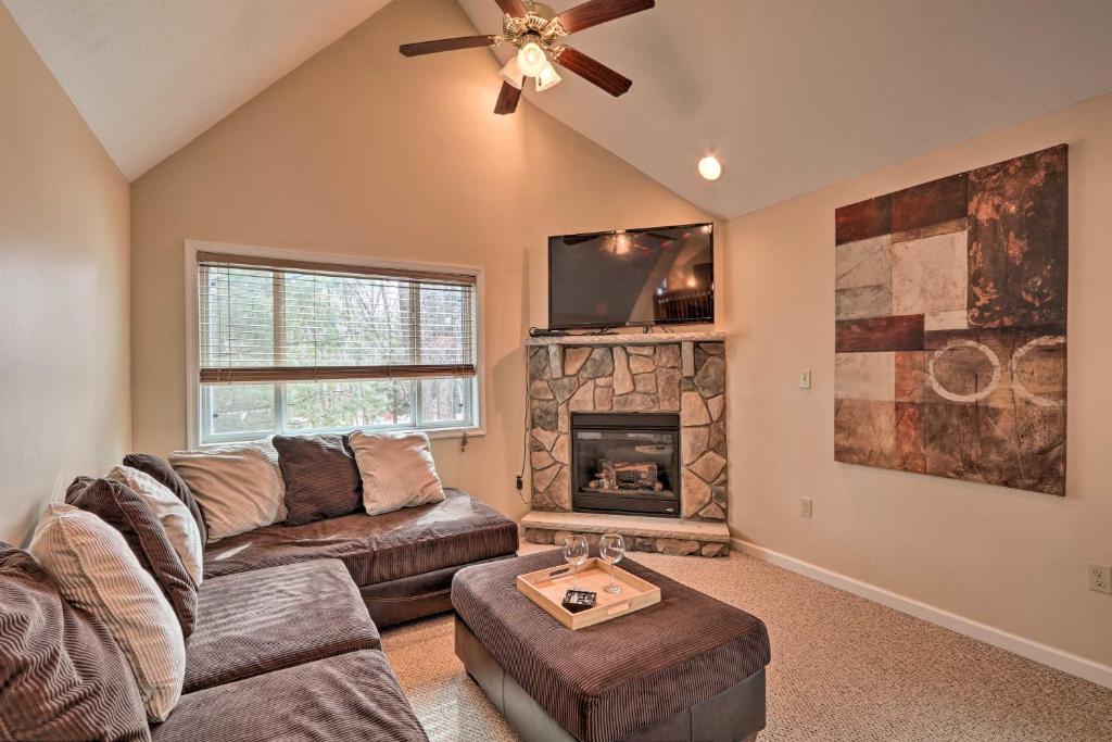 sala de estar con sofá y chimenea en Family Poconos Home with Decks, 6 Mi to Skiing!, en Albrightsville