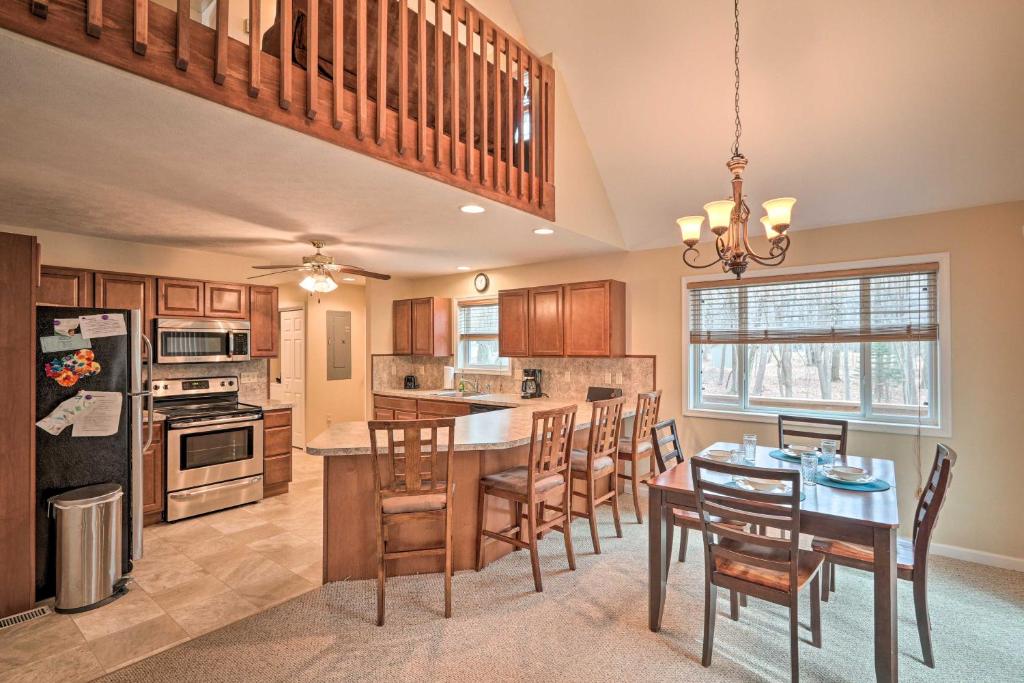 6 Mi to Skiing Family Poconos Home w Decks! - Vakantiehuis