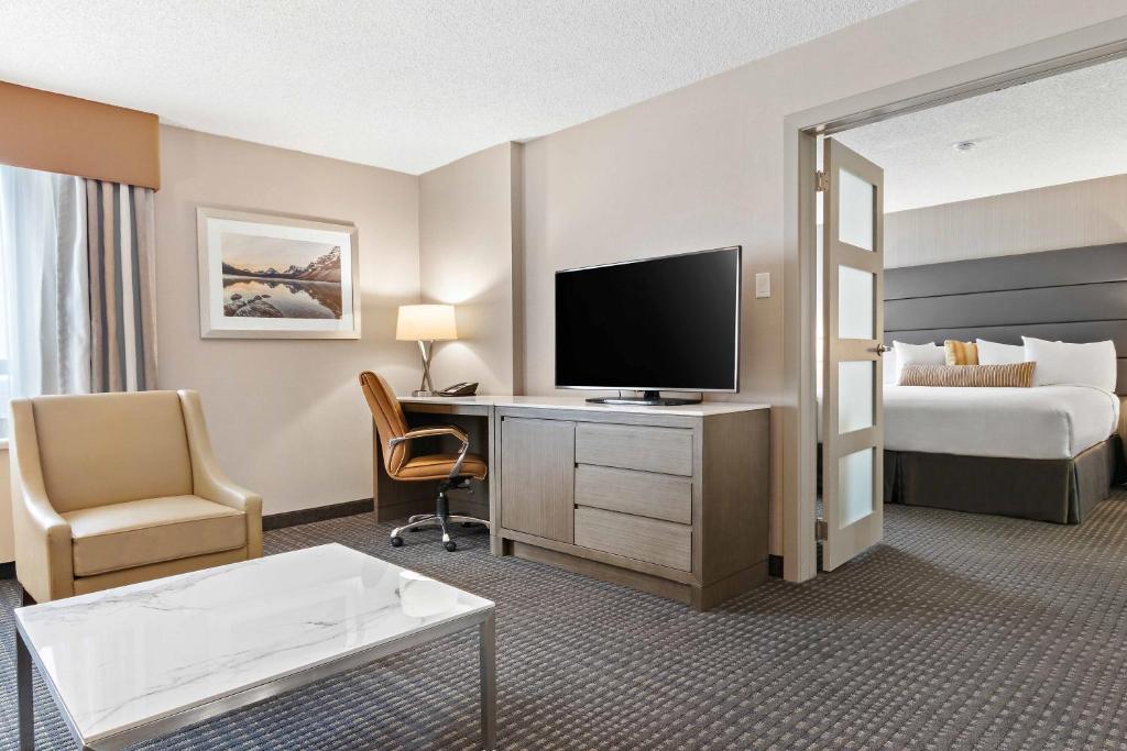 Best Western Premier Calgary Plaza Hotel & Conference Centreにあるベッド
