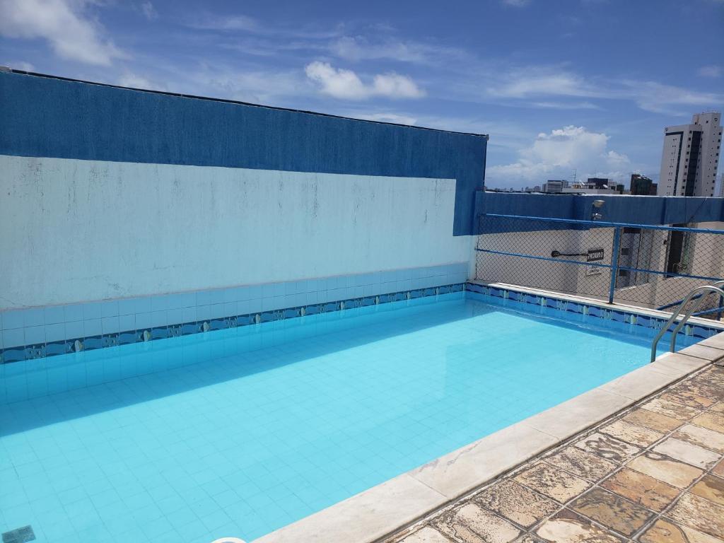 una piscina en la azotea de un edificio en Lar da Galega Espinheiro, en Recife