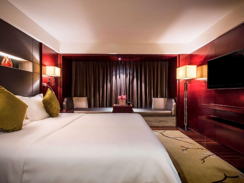 Postel nebo postele na pokoji v ubytování Grand Mercure Xiamen Downtown-Free Welcome Fruit & Metro Station