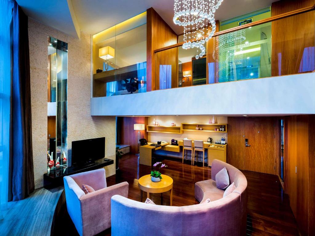 TV a/nebo společenská místnost v ubytování Grand Mercure Xiamen Downtown-Free Welcome Fruit & Metro Station