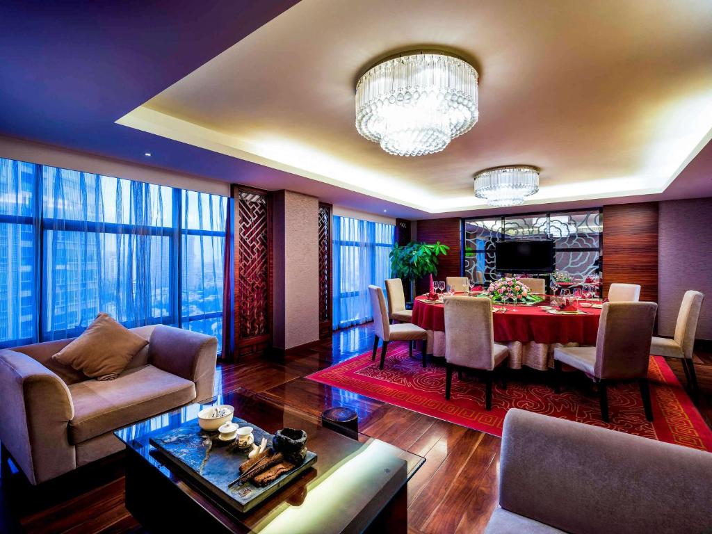 TV a/nebo společenská místnost v ubytování Grand Mercure Xiamen Downtown-Free Welcome Fruit & Metro Station