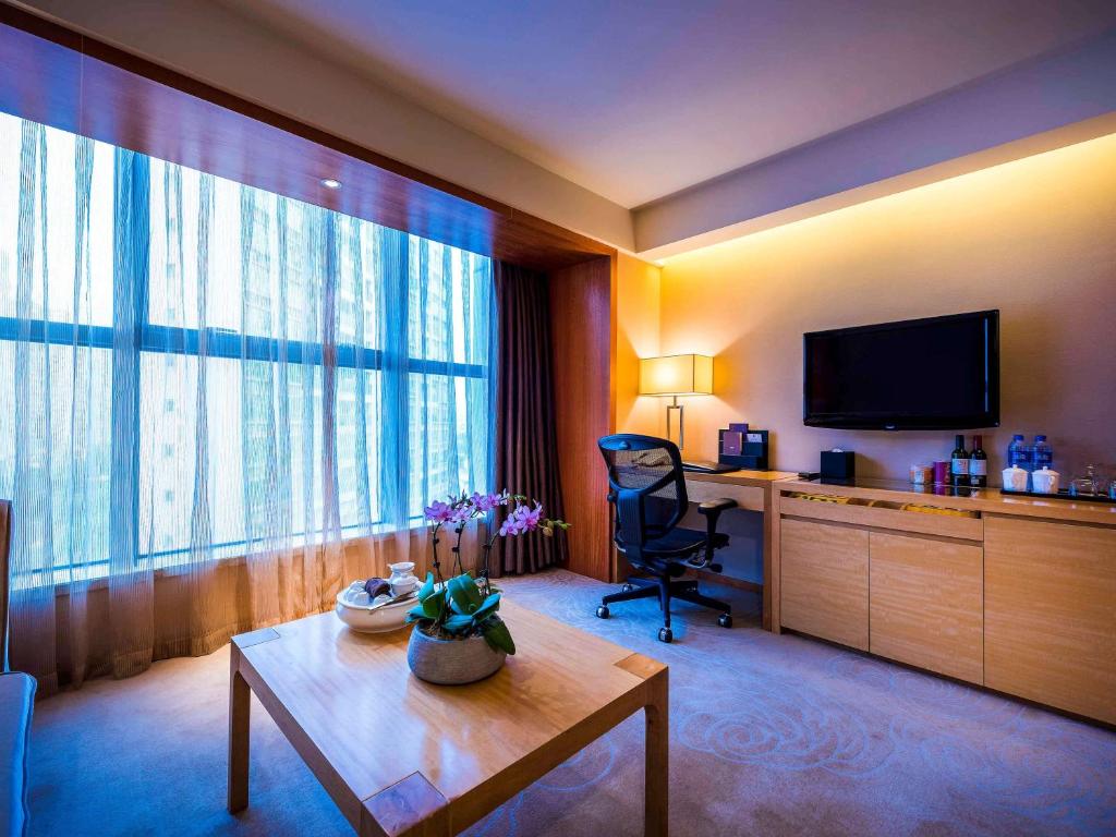 TV a/nebo společenská místnost v ubytování Grand Mercure Xiamen Downtown-Free Welcome Fruit & Metro Station
