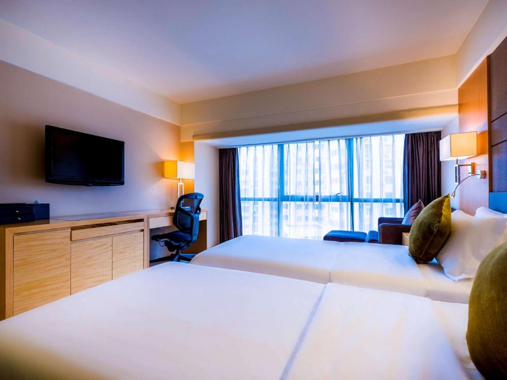 Postel nebo postele na pokoji v ubytování Grand Mercure Xiamen Downtown-Free Welcome Fruit & Metro Station