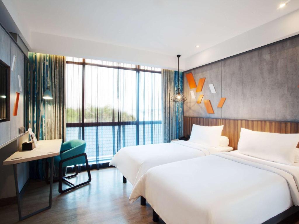 Postel nebo postele na pokoji v ubytování ibis Styles Medan Pattimura