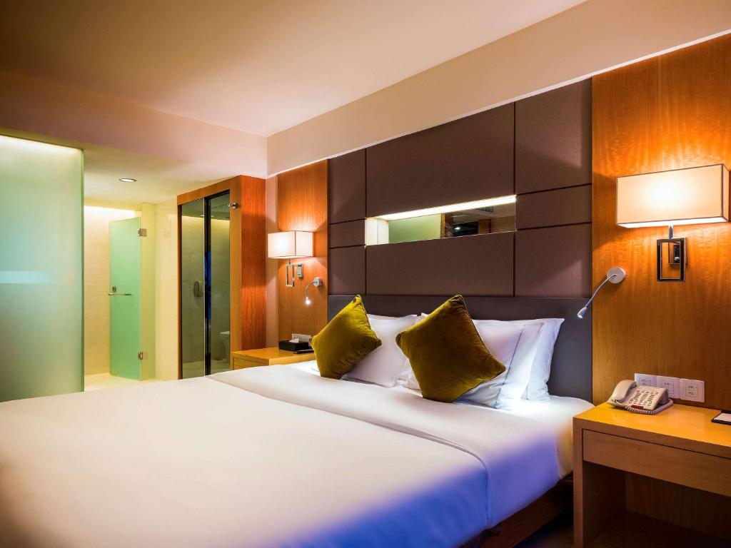 Postel nebo postele na pokoji v ubytování Grand Mercure Xiamen Downtown-Free Welcome Fruit & Metro Station