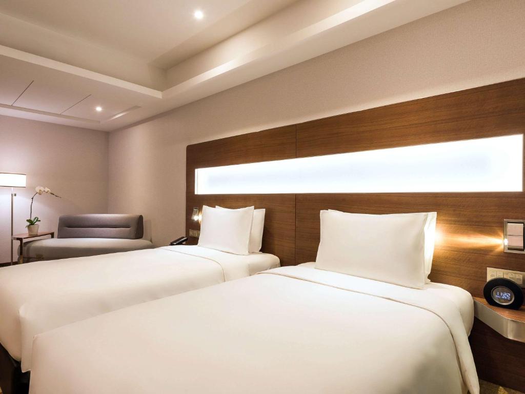 Postel nebo postele na pokoji v ubytování Novotel Shanghai Hongqiao