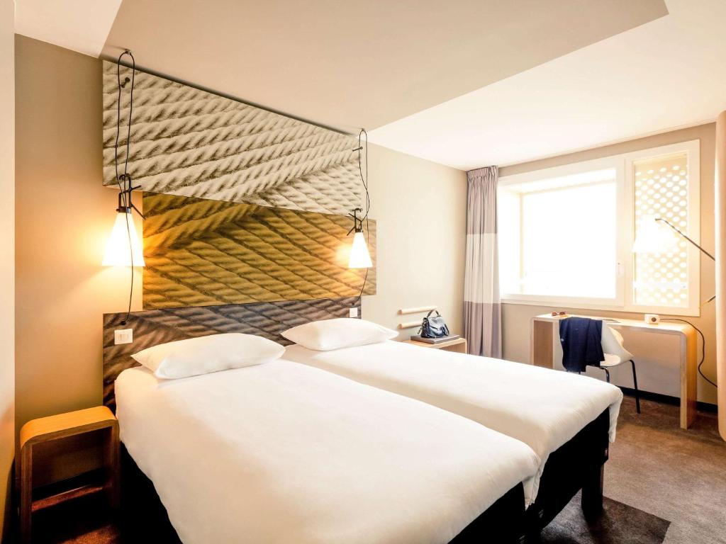 Postel nebo postele na pokoji v ubytování ibis Lyon Carre De Soie