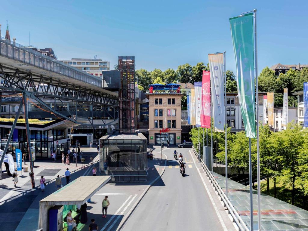 una calle de la ciudad con un autobús en la calle en ibis Styles Lausanne Center MadHouse, en Lausana