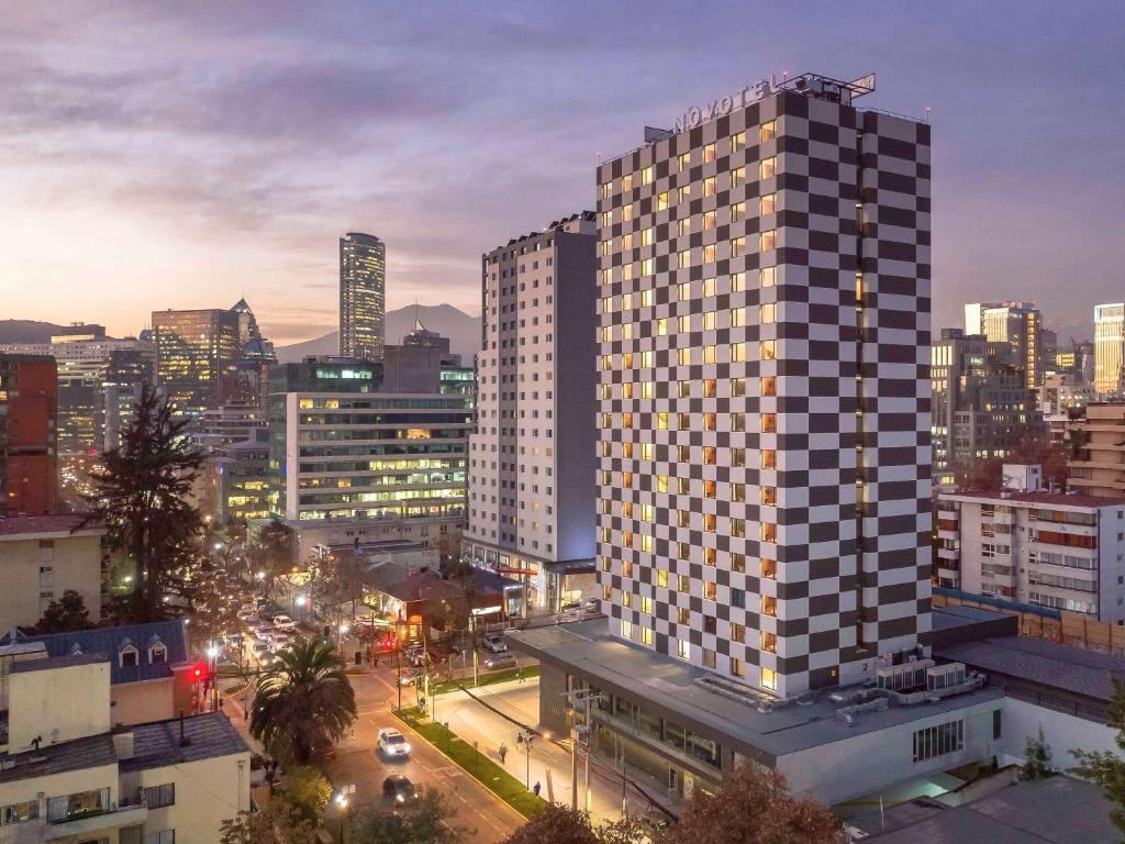 Pemandangan umum Santiago de Chile atau pemandangan kota yang diambil dari hotel