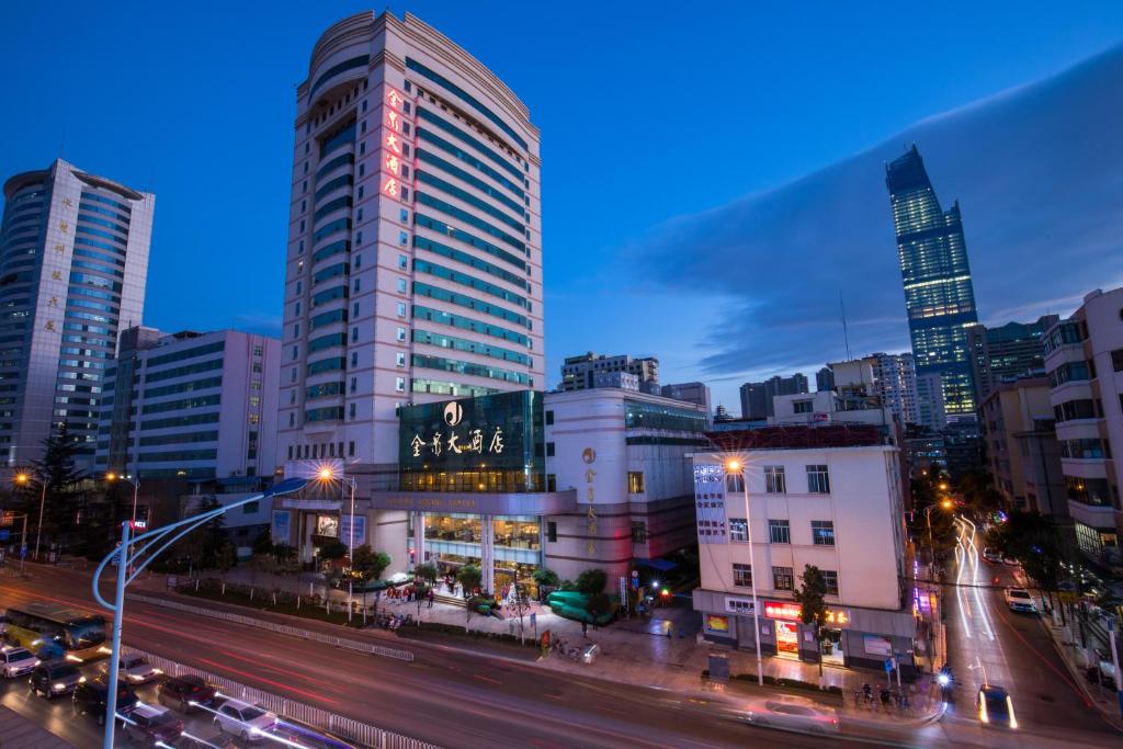een stad met hoge gebouwen en een straat met auto's bij Kunming Golden Spring Hotel in Kunming