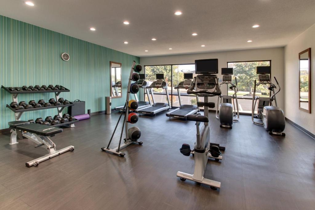 Fitness centrum a/nebo fitness zařízení v ubytování Holiday Inn Express Fishkill-Mid Hudson Valley by IHG