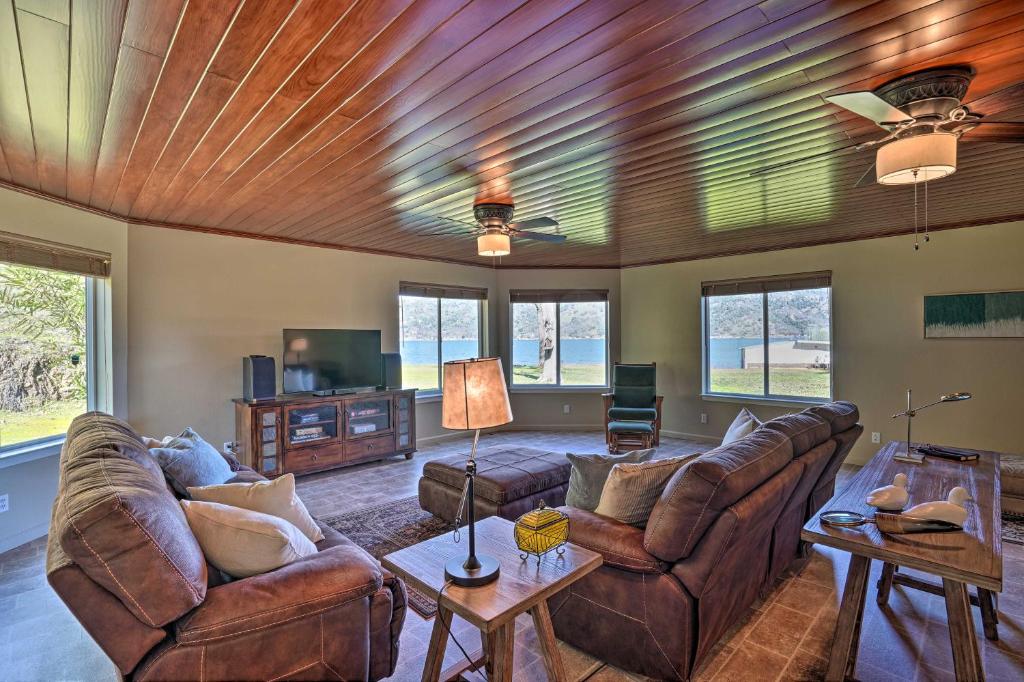 Holiday home Waterfront Clearlake Retreat with Dock and Kayaks, USA