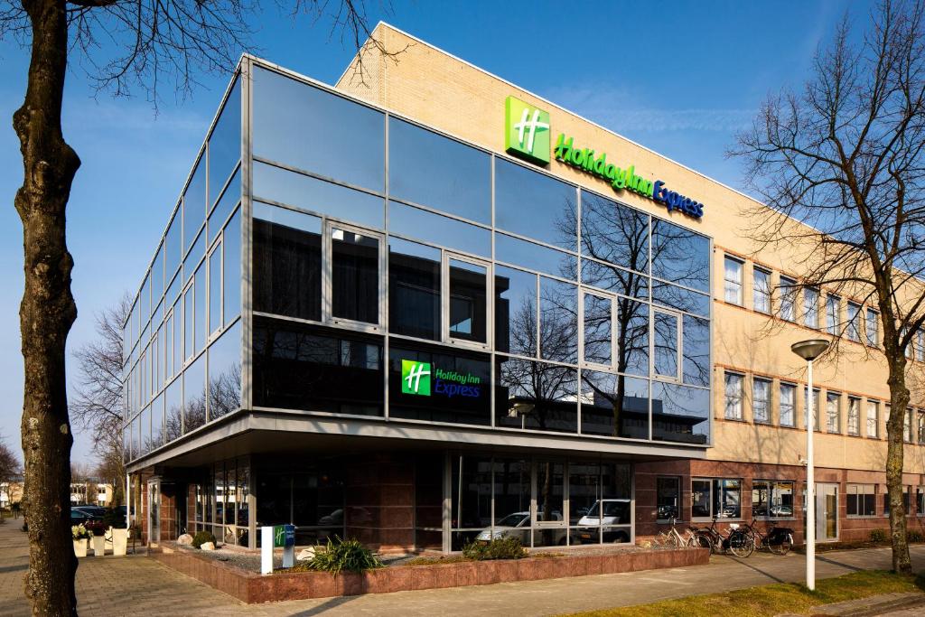 een gebouw met een bord aan de voorkant bij Holiday Inn Express Amsterdam - South, an IHG Hotel in Amsterdam