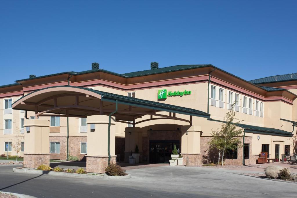 een hotelgebouw met een bord ervoor bij Holiday Inn Rock Springs, an IHG Hotel in Rock Springs