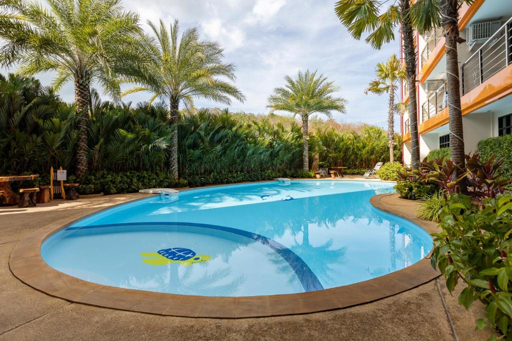 Bazén v ubytování NaiHarn Sea Condo by Holy Cow, 1-BR, courtyard view nebo v jeho okolí