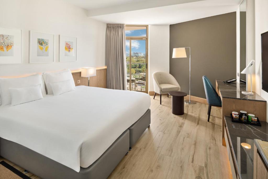 Postel nebo postele na pokoji v ubytování JA Beach Hotel, Dubai