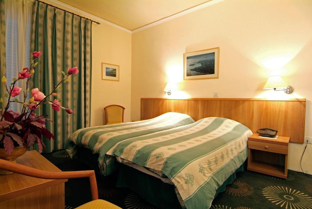 Postel nebo postele na pokoji v ubytování Hotel Kalafati