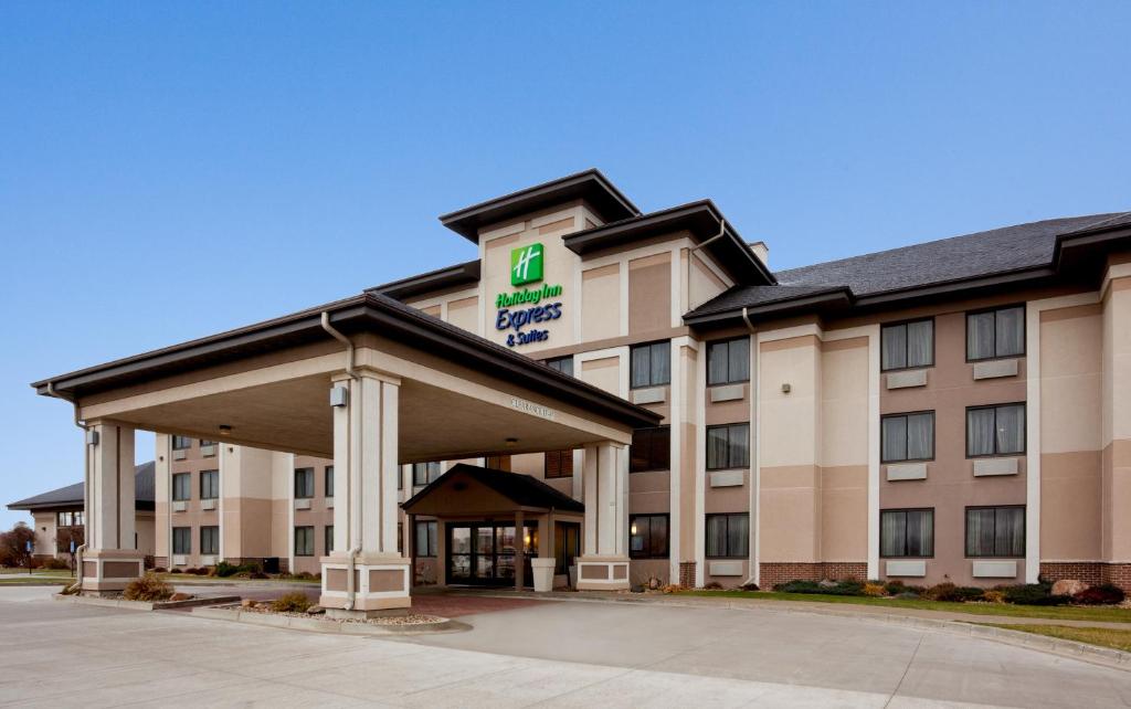 een afbeelding van een hotel bij Holiday Inn Express & Suites - Worthington, an IHG Hotel in Worthington