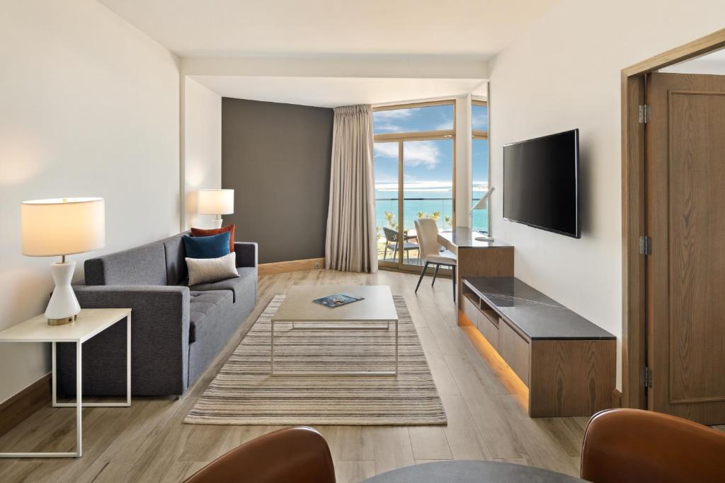 TV a/nebo společenská místnost v ubytování JA Beach Hotel, Dubai