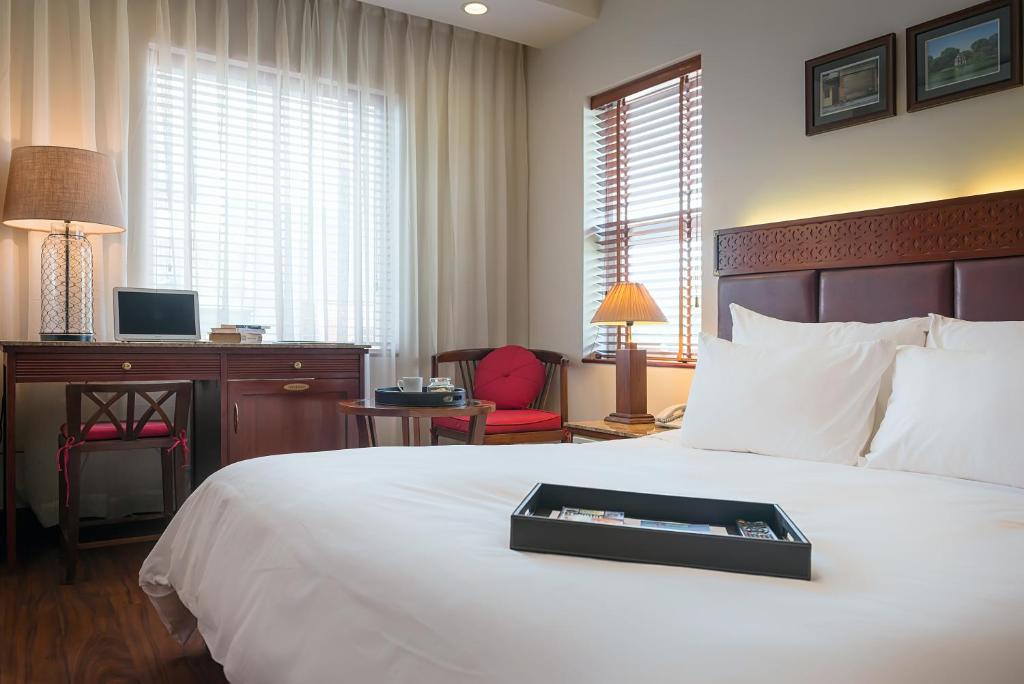 Postel nebo postele na pokoji v ubytování Hanoi E Central Luxury Hotel & Restaurant