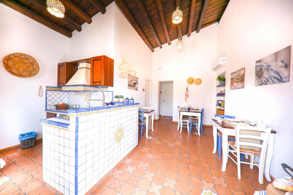 eine Küche und ein Esszimmer mit einem Tisch und Stühlen in der Unterkunft Agrodolce B&B in Cefalú