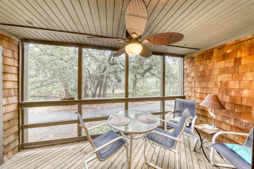 um quarto com uma mesa e cadeiras e uma ventoinha de tecto em 4250 Mariner's Watch Villa em Kiawah Island