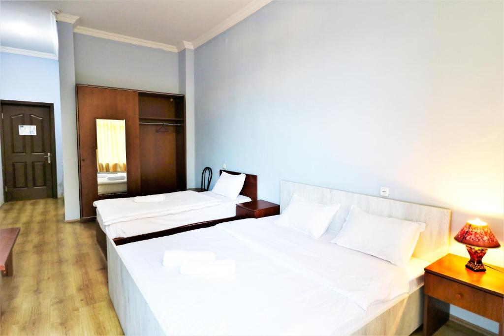 Postel nebo postele na pokoji v ubytování Ortachala Palace