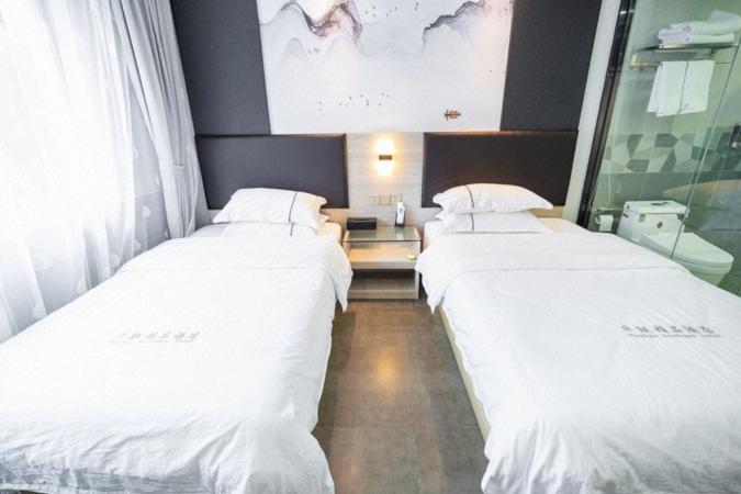 Postel nebo postele na pokoji v ubytování  Shenzhen Hualian Boutique Hotel