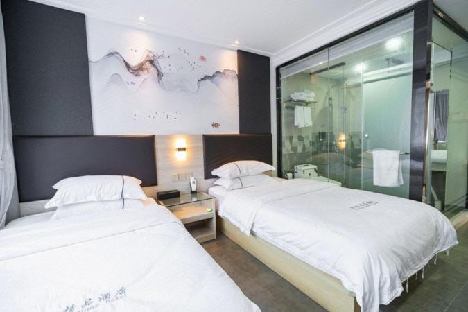 Postel nebo postele na pokoji v ubytování  Shenzhen Hualian Boutique Hotel