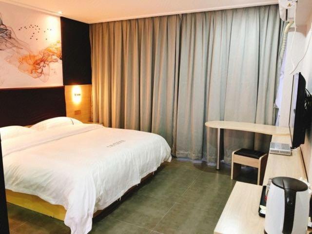 Postel nebo postele na pokoji v ubytování  Shenzhen Hualian Boutique Hotel