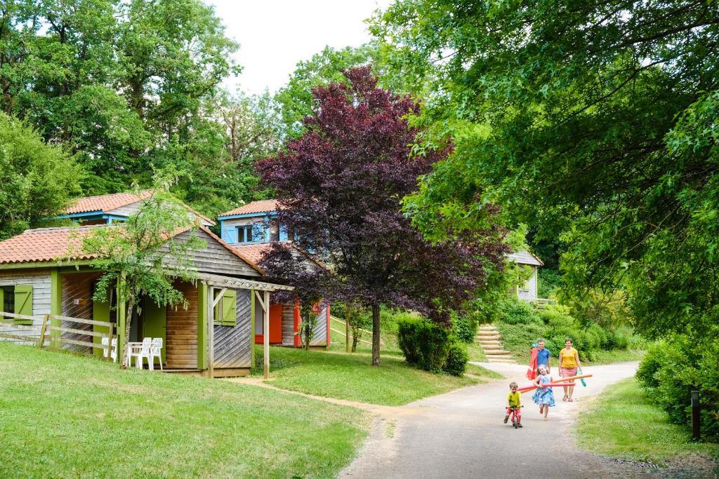 MouchampsにあるCamping Le Hameau du Petit Layの家並み道を歩く人々