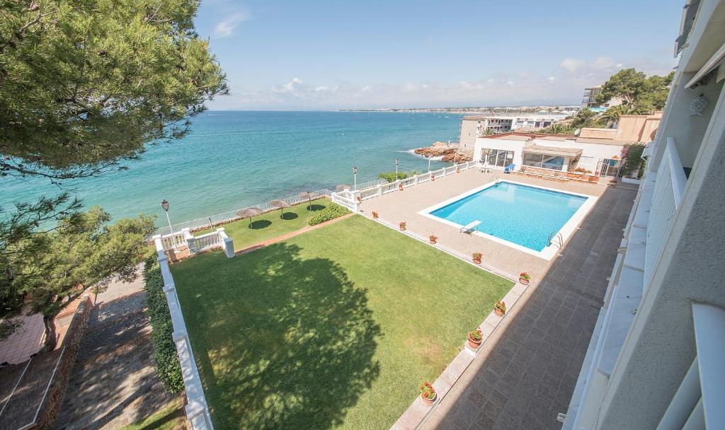 una vista aérea de una piscina y el océano en Apartment Castell, TarracoHomes, en Salou