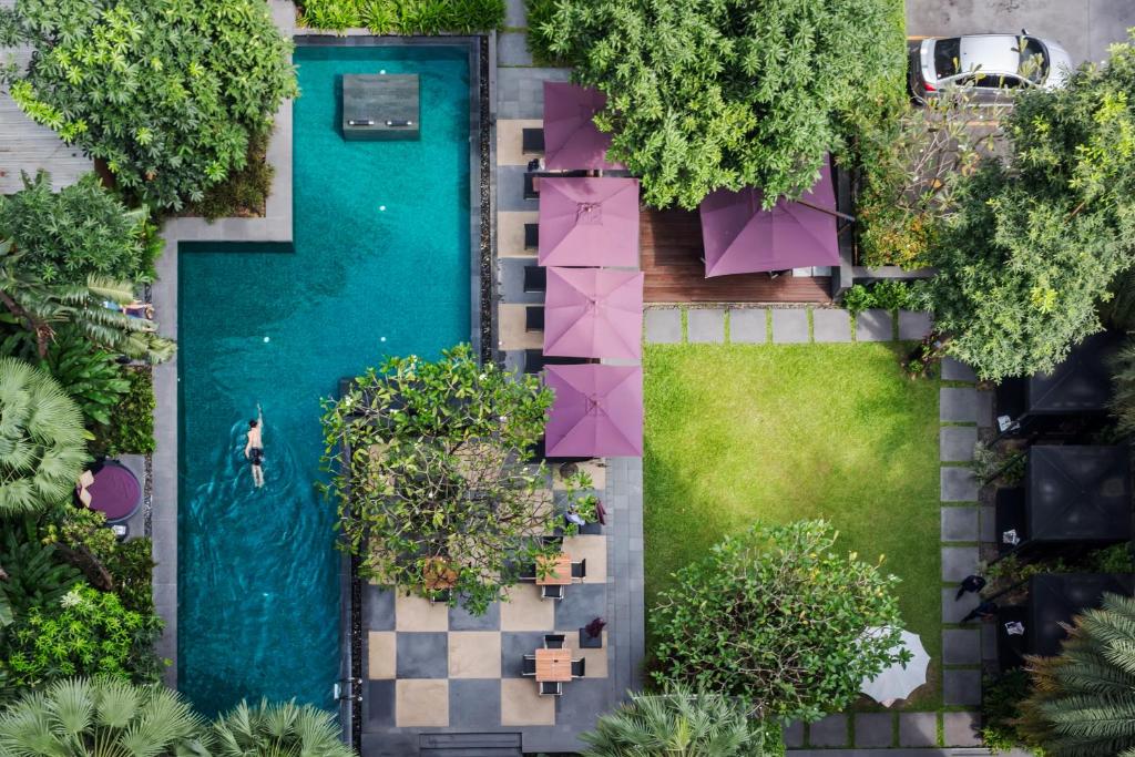 an overhead view of a swimming pool in a garden at Aspira 12th Avenue Asoke Sukhumvit in Bangkok