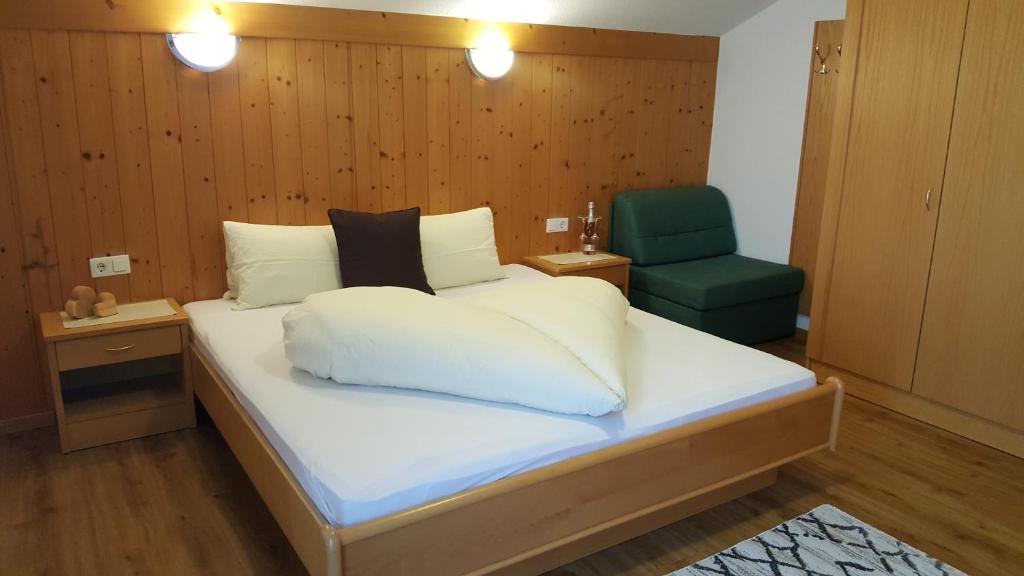 Postel nebo postele na pokoji v ubytování Gästehaus Walch