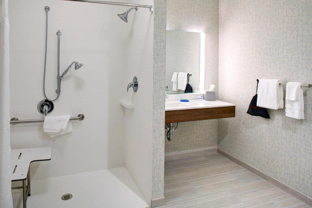 Koupelna v ubytování Holiday Inn Express & Suites - Houston NW - Cypress Grand Pky by IHG