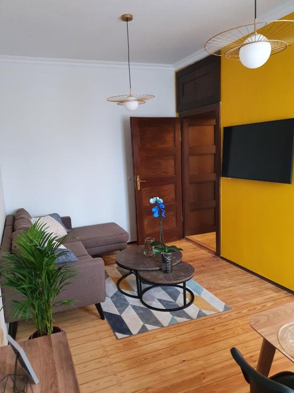 uma sala de estar com um sofá e uma mesa em B&B MILES APARTMENT em Katowice