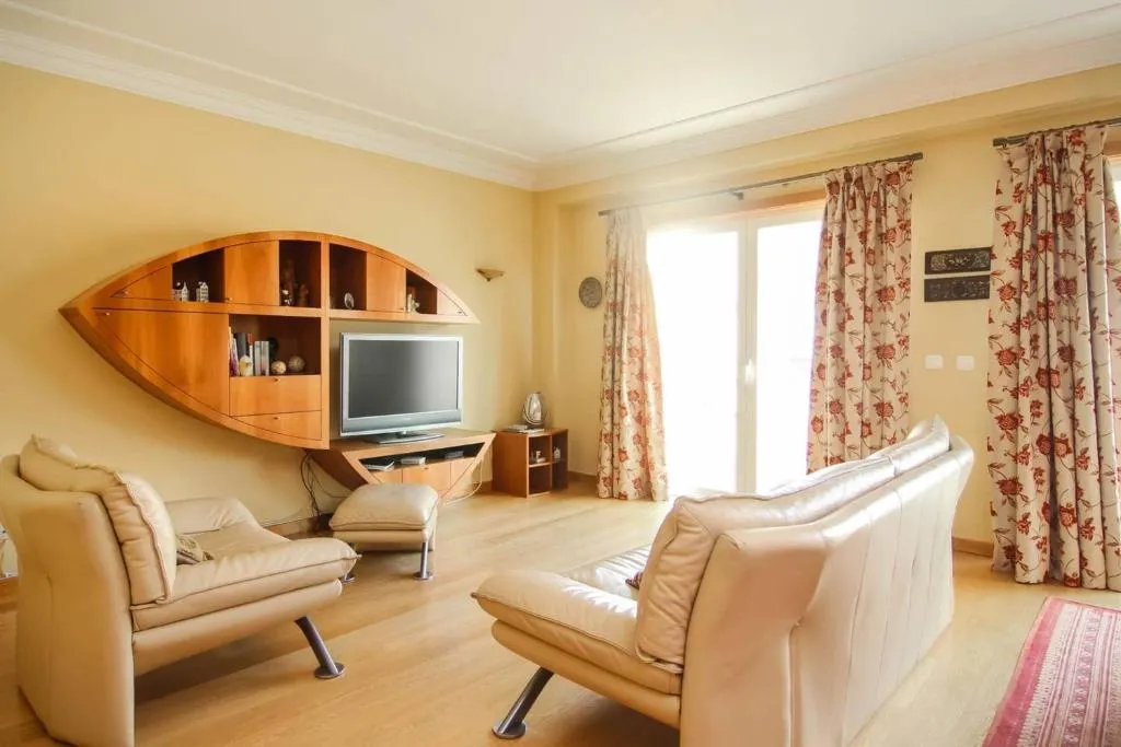 3 Bedroom Apartment by the Sea with Balcony, Amadora, Portugal