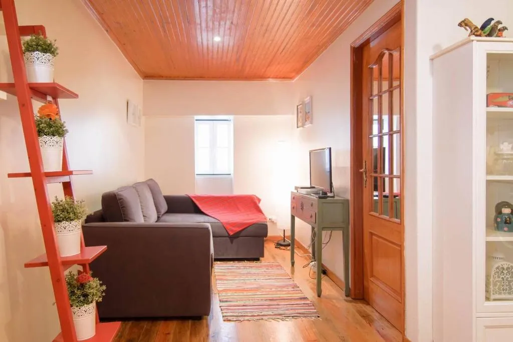 Traditional 1 Bedroom Apartment In Sleepy Alfama, Amadora, Portugal