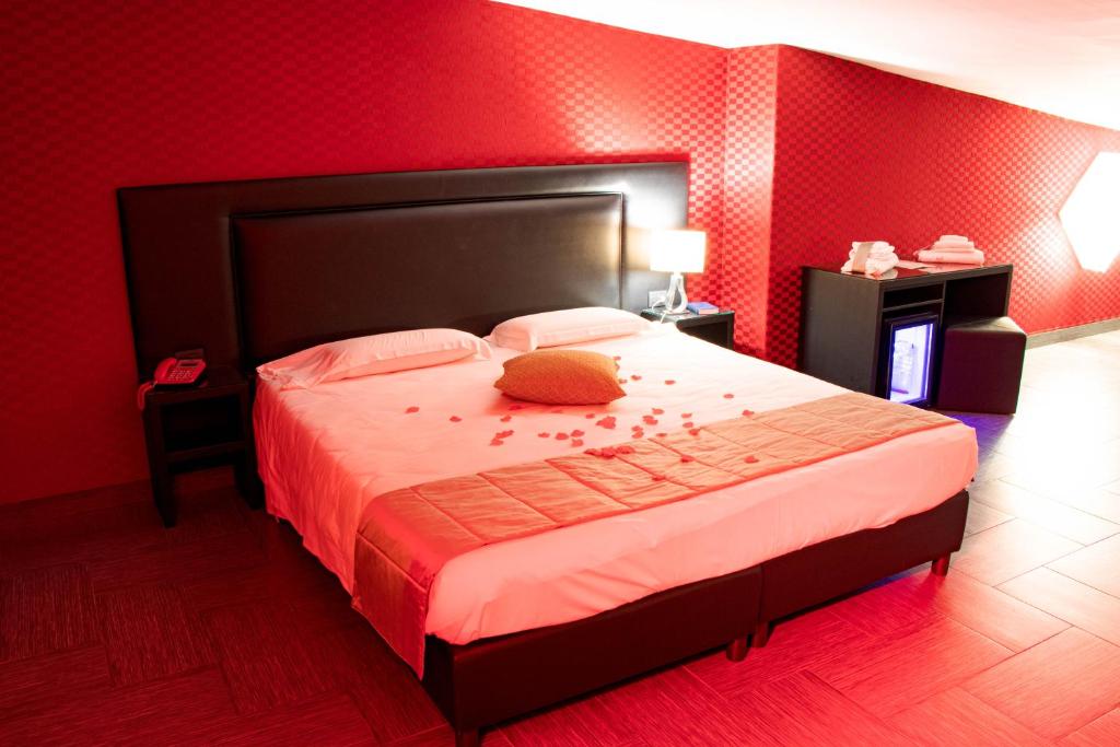 A bed or beds in a room at Hotel Masaniello Luxury