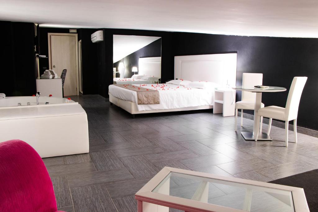 A bed or beds in a room at Hotel Masaniello Luxury
