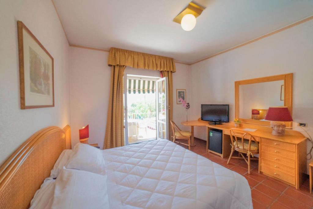 Łóżko lub łóżka w pokoju w obiekcie Orizzonte Acireale Hotel