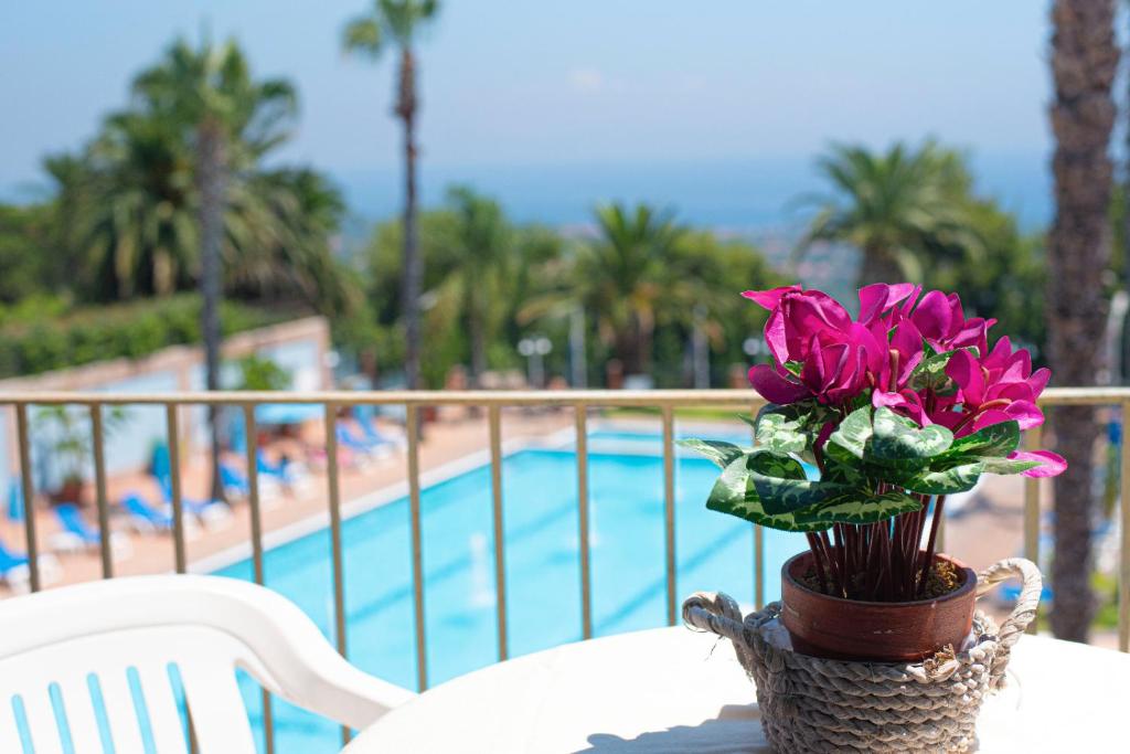 Basen w obiekcie Orizzonte Acireale Hotel lub w pobliżu