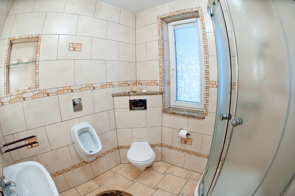 Fotografia z galérie ubytovania Agro Breza - dom z kominkiem 20 metrow od jeziora- sauna ogrodowa v destinácii Lipusz