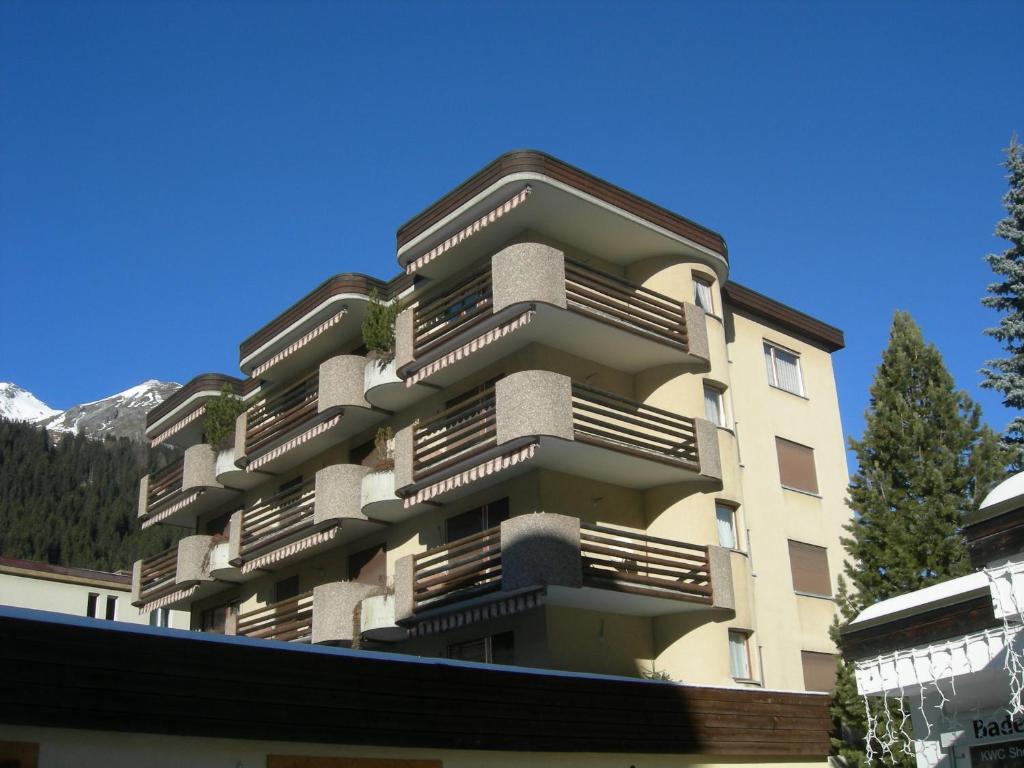 un edificio alto con balconi sul lato di Talstrasse 24 - Raimann a Davos