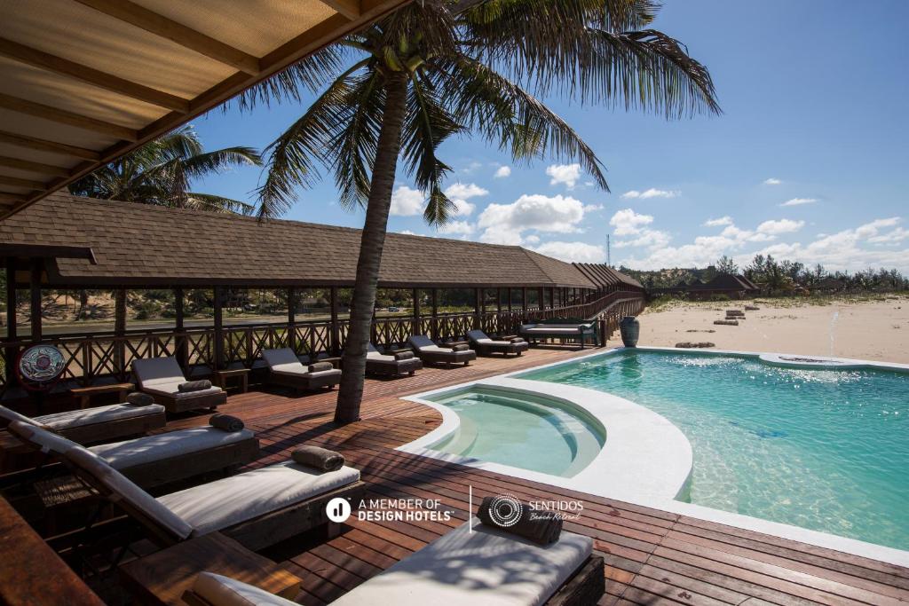 basen z leżakami i plażę w obiekcie Sentidos Beach Retreat w mieście Miramar