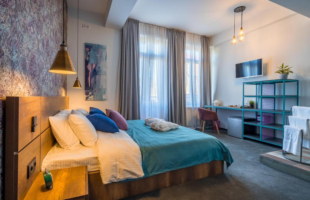 Postel nebo postele na pokoji v ubytování Redrum Tbilisi Boutique Hotel