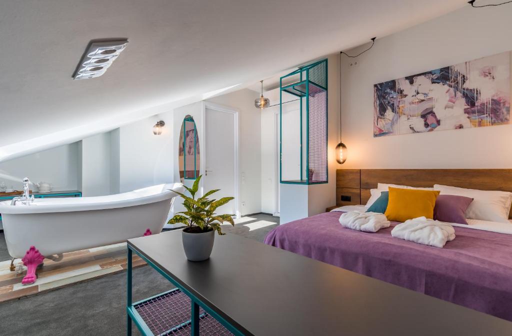 Postel nebo postele na pokoji v ubytování Redrum Tbilisi Boutique Hotel